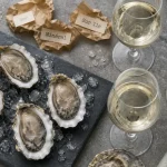 Huitres vin blanc sur glace, citron et poivre