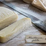 Meilleure pate feuilletée : pâte feuilletée crue coupée, couches beurrées visibles
