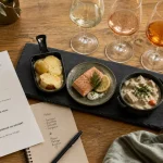 platsnetvins : accords vin et achat en ligne, planche ardoise et verres tulipe