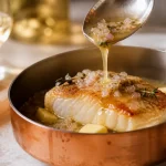 Sauces au vin blanc nappantes, réduction au vin blanc en filet sur poisson
