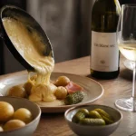 Vin blanc avec la raclette : verre de blanc sec et raclette fumante