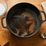 cocotte en fonte nettoyage : brûlé et rouille, eau chaude et bicarbonate