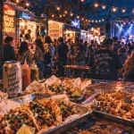 Photo street food festival : tacos, frites et food trucks sous guirlandes