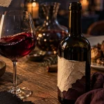 Vin rouge corsé : verre de vin rouge profond et accords viande